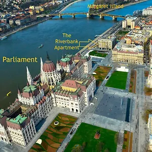 Riverbank At Parliament Budapešť